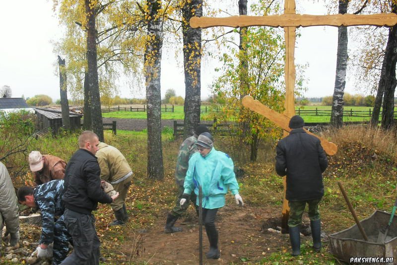 Установка Покаянного Креста жителями деревни. 26 сентября 2012 года